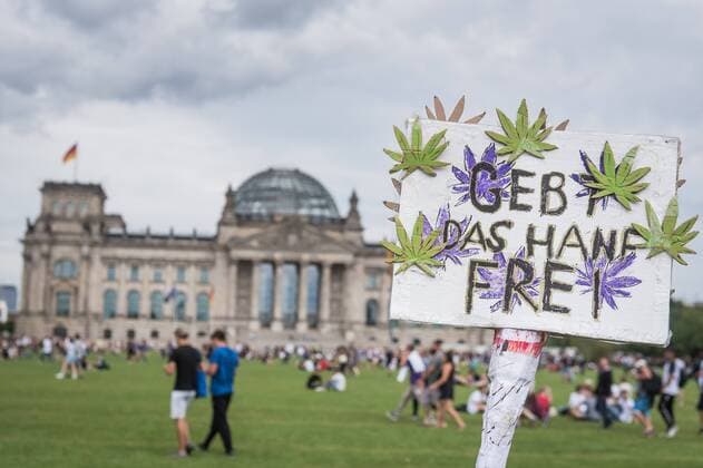 Berlin, 23. Hanfparade 2019 Im Bild ist ein Schild mit Gebt das Hanf frei vor dem Bundestag zu sehen. Die Organisatoren der Demonstration fordern die Legalisierung von Cannabis als Rohstoff, Medizin und Genussmittel in Deutschland. Berlin Berlin Deutschland *** Berlin, 23 Hanfparade 2019 The picture shows a sign with Gebt das Hanf frei (Give hemp freely) in front of the Bundestag The organisers of the demonstration demand the legalisation of cannabis as a raw material, medicine and luxury food in Germany Berlin Berlin Germany