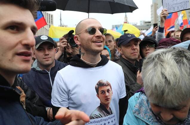 MOSCOW, RUSSIA - AUGUST 10, 2019: Rapper Oxxxymiron (C) attends a rally in Prospekt Sakharova Street in support of opposition candidates disqualified from the forthcoming Moscow City Duma election. Sergei Savostyanov TASS  TS0B609F