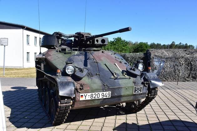 Panzer der Bundeswehr im Gefechtsübungszentrum des Heeres Wiesel Waffenträger mit der Bordmaschinenkanone 20 mm. Der Wiesel wird von den Fallschirmjägern eingesetzt. Gardelegen Sachsen-Anhalt *** Bundeswehr tanks in the combat training centre of the Wiesel army Weapon carrier with the 20 mm on-board cannon The Wiesel is used by paratroopers Gardelegen Sachsen Anhalt
