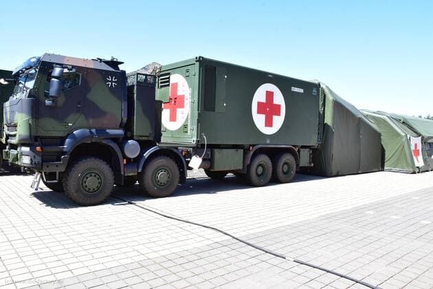 Sanitäter der Bundeswehr im Gefechtsübungszentrum des Heeres Die mobile gepanzerte Rettungsstation der Sanitäter komplett aufgebaut mit Zelt, Operationscontainer und Versorgungscontainer auf Anhänger Gardelegen Sachsen-Anhalt