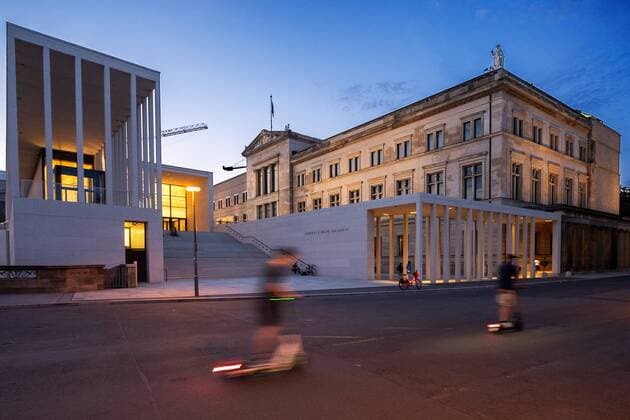 Museumsinsel Deutschland, Berlin, 21.07.2019, James-Simon-Galerie, neuer Eingang zum Pergamonmuseum, rechts: Neues Museum, E-Scooter,
