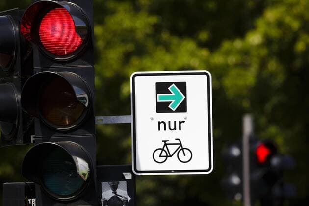 Symbolfoto zum Thema Gruener Pfeil: Rechtsabbiegen nur fuer Radfahrer . Ein Gruener Pfeil fuer Radfahrer ist neben einer Ampel montiert. Berlin, 12.08.2019. Berlin Deutschland