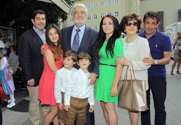 Salzburg Festspiele 06.08.2014 Operntenor Placido Domingo mit den Soehnen Alvaro (L), Placido (R), Enkelinnen Victoria und Daniele und den Enkeln Placido und Alavaro und Frau Marta Ornelas, im Restaurant Triangel, Wiener-Philharmoniker-Gasse, Salzburg, nach der Generalprobe der Oper - Il Trovatore - anlaesslich der Salzburger Festspiele - 06.08.2014 -