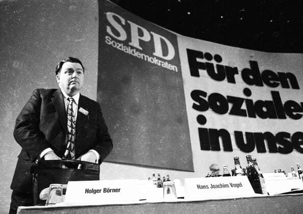 Der 15. ordentliche Parteitag der SPD 1973 DEU, Deutschland, Hannover: Der 15. ordentliche Parteitag der SPD in der Stadthalle in Hannover unterstuetzte die Linie der Bundesregierung unter Willy Brandt am 14.4.1973Holger Börner . DEU, Germany, Hanover: The 15th ordinary party conference of the SPD in the Stadthalle in Hanover supported the line of the federal government under Willy Brandt on 14.4.1973. Niedersachsen