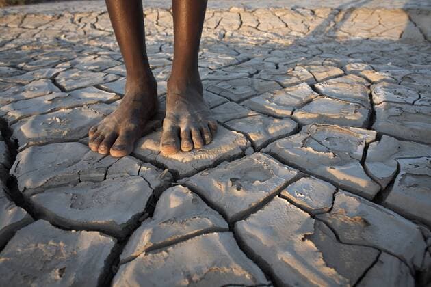 IMAGO Nature: Unsere Erde, Klimawandel, D?rren A boy stands in the desolate landscape of Lac Abbe, Djibouti, Africa Copyright: AndrewxMcConnell 774-509