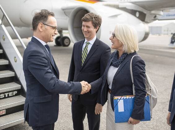Bundesaussenminister Heiko Maas, SPD, wird auf dem Flughafen in Toronto von Sabine Sparwasser, Botschafterin der Bundesrepublik Deutschland in Kanada, empfangen. 13.08.2019 Toronto Kanada