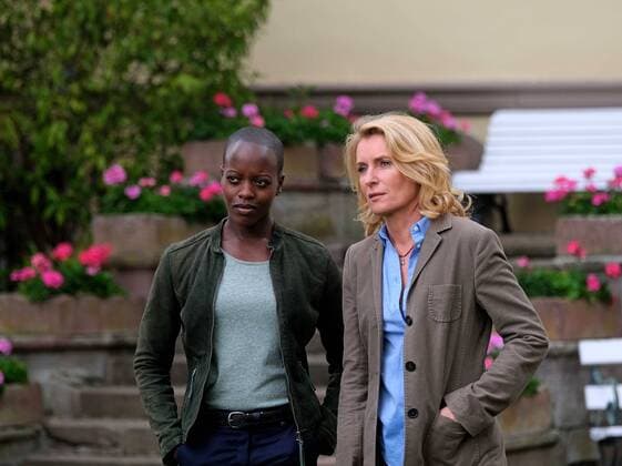13.08.2019, Niedersachsen, Nörten-Hardenberg: Die Schauspielerinnen Maria Furtwängler (rechts) und Florence Kasumba stehen beim Set-Termin zum Beginn der Dreharbeiten für den neuen NDR-Tatort vor dem Vorderhaus auf dem Gut Hardenberg. NDR Tatort Drehort Nörten Hardenberg Vorderhaus Maria Furtwängler *** 13 08 2019, Lower Saxony, Nörten Hardenberg The actresses Maria Furtwängler on the right and Florence Kasumba are on set for the start of shooting for the new NDR crime scene in front of the front building on the estate Hardenberg NDR crime scene shooting Nörten Hardenberg front building Maria Furtwängler