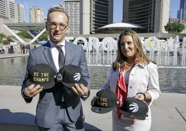 News Bilder des Tages Bundesaussenminister Heiko Maas, SPD, bekommt von der Aussenministerin von Kanada, Chrystia Freeland, Kappen der NBA Mannschaft Toronto Raptors ueberreicht. 14.08.2019 Toronto Kanada