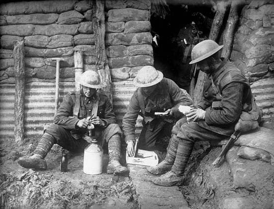 Canadian soldiers resting in a trench World war one, France, August 1918 Canadian soldiers resting in a trench Copyright: xPhoto12 AnnxRonanxPicturexLibraryx ARP18A30130