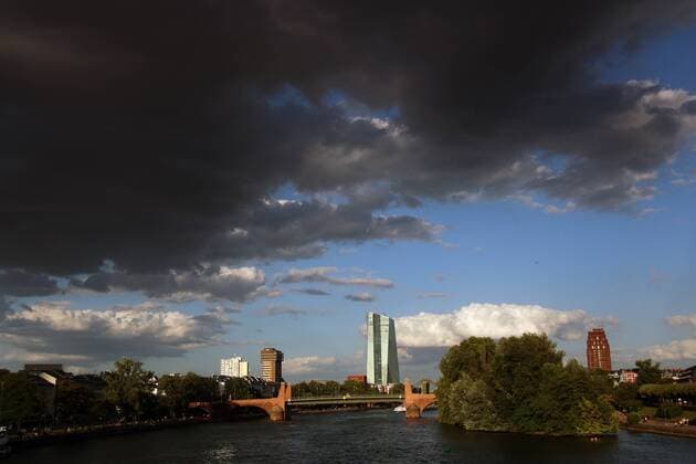 EZB Europäische Zentralbank in der Abendsonne vor bedrohlich schwarzen Wolken im Stadtteil Ostend in Frankfurt, Hessen, Deutschland *** ECB European Central Bank in the evening sun before threatening black clouds in the Ostend district of Frankfurt, Hesse, Germany