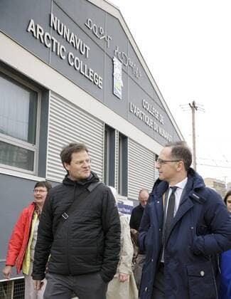 Bundesaussenminister Heiko Maas, SPD, und der Direktor des Max Planck Instituts fuer Meteorologie, Prof. Dr. Markus Rex gehen durch Iqaluit Kanada 14.08.2019 Iqaluit Kanada