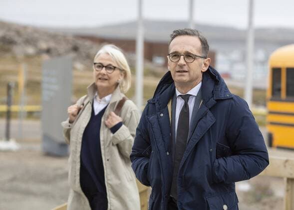 Bundesaussenminister Heiko Maas, SPD, und die Deutsche Botschafterin Dr. Sabine Sparwasser in Kanada gehen durch Iqaluit Kanada 14.08.2019 Iqaluit Kanada