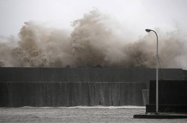 News Themen der Woche KW33 News Bilder des Tages Typhoon Krosa High waves pound a fishing port in Aki, Kochi Prefecture, western Japan, on Aug. 15, 2019, as powerful Typhoon Krosa approaches the Shikoku region. 