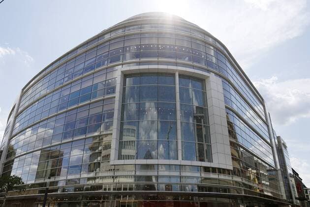 Architektur von Richard Meier Düsseldorf 14.08.2019 Die Glasfassade des Gebäudes des Modehauses Peek & Cloppenburg in der Düsseldorfer Innenstadt *** Düsseldorf 14 08 2019 The glass facade of the Peek Cloppenburg fashion house building in Düsseldorf city centre