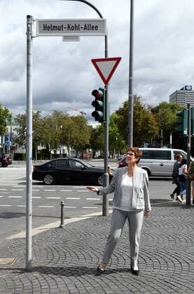 News Themen der Woche KW33 News Bilder des Tages Deutschland, Bonn, 15.08.2019 Bonn weiht die Helmut-Kohl-Allee ein Zwischen Genscherallee und Helmut-Schmidt-Platz wurden 400 Meter der Bundesstraße 9 zur Helmut-Kohl-Allee umbenannt. Foto: In Anwesenheit der CDU-Bundesvorsitzenden und Bundesverteidigungsministerin Annegret Kramp-Karrenbauer (Mitte), wurde die Helmut-Kohl-Allee eingeweiht *** Germany, Bonn, 15 08 2019 Bonn inaugurates Helmut Kohl Allee Between Genscherallee and Helmut Schmidt Platz 400 meters of the Bundesstraße 9 were renamed to Helmut Kohl Allee Photo In the presence of the CDU Federal President and Federal Defense Minister Annegret Kramp Karrenbauer Mitte , Helmut Kohl Allee was inaugurated