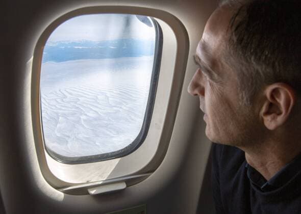 Bundesaussenminister Heiko Maas, SPD, schaut, auf dem Flug von Iqaluit nach Pond Inlet Kanada, auf eine Eiskappe 15.08.2019 Pond Inlet Kanada