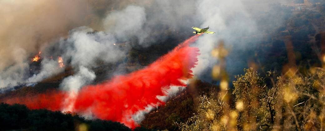 IMAGO Nature: Unsere Erde, Klimawandel, Waldbrände News Themen der Woche KW33 News Bilder des Tages A firefighter plane drops a load of water during a forest fire in El Madrono, Sevilla Andalucia, southern Spain, 15 August 2019. Forest fire in El Madrono (Sevilla) !ACHTUNG: NUR REDAKTIONELLE NUTZUNG!  Copyright: xJoséxManuelxVidalx GRAF6646 20190815-637015017827915149