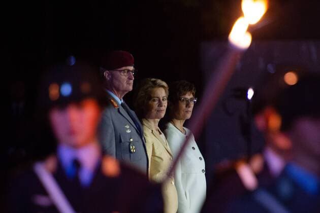 News Themen der Woche KW33 News Bilder des Tages Berlin GER, Berlin, ,16.08.2019, Grosser Zapfenstreich zur Verabschiedung von Ursula von der Leyen v.l. E. Zorn, Ursula von der Leyen, Annegret Kramp Karrenbauer - Bundesministerin Verteidigung, Grosser Zapfenstreich fuer Ursula von der Leyen,16.08.2019, *** Berlin GER, Berlin, ,16 08 2019, Great curfew for the farewell of Ursula von der Leyen v l E Zorn, Ursula von der Leyen, Annegret Kramp Karrenbauer Federal Minister of Defence, Great curfew for Ursula von der Leyen,16 08 2019, Copyright: xEIBNER UwexKochx EP_EER