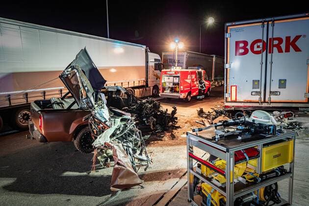 Entertainment Themen der Woche KW33 Entertainment Bilder des Tages MIT TAGBILDER: Pickup fährt mit hoher Geschwindigkeit auf Parkplatz Sommerhofen auf der A8, kracht ins Heck eines LKW, Beifahrer tödlich verletzt Ein Pickup fährt auf der BAB A8 in Fahrtrichtung Karlsruhe in den Parkplatz Sommerhofen. Bei Einfahrt in den Parkplatz kommt der Pickup gegen die Fahrbahnbegrenzung und kracht anschließend in einen geparkten LKW. Die fahrende Person wurde schwer verletzt, die Person auf dem Beifahrersitz wird tödlich verletzt. Bergungsbilder mit Tagbilder., 71067 Sindelfingen, Deutschland *** MIT TAGBILDER Pickup drives at high speed to the Sommerhofen car park on the A8, crashes into the rear of a truck, co-driver fatally injured A pickup drives on the A8 motorway in the direction of travel Karlsruhe to the Sommerhofen car park When entering the car park, the pickup comes against the lane boundary and then cra Copyright: 7aktuellx xAlexanderxHald