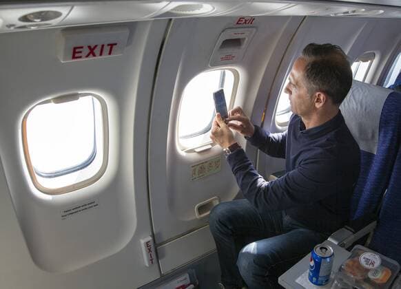 Bundesaussenminister Heiko Maas, SPD, schaut, auf dem Flug von Iqaluit nach Pond Inlet Kanada, auf eine Eiskappe 15.08.2019 Pond Inlet Kanada