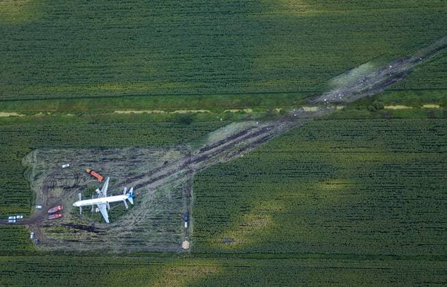 News Themen der Woche KW33 News Bilder des Tages MOSCOW REGION, RUSSIA - AUGUST 16, 2019: An aerial view of the Ural Airlines Airbus A321 plane in a cornfield near Zhukovsky International Airport. The aircraft bound for Simferopol made an emergency landing due to an engine fire on August 15, 2019. Dmitry Golubovich TASS  TS0B6B75