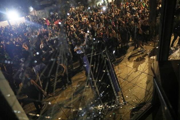 Demonstrators attack a building during a protest against sexual abuse by members of the police, in Mexico City, Mexico, 16 August 2019. Hundreds of people took the streets nationwide to protest against instances of policial abuse. Protest against sexual violence in Mexico !ACHTUNG: NUR REDAKTIONELLE NUTZUNG!  Copyright: xSASHENKAxGUTIERREZx AME7717 20190817-637016147996343189
