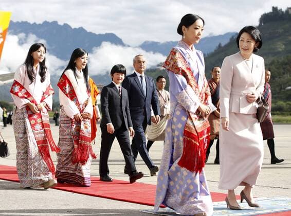 Entertainment Themen der Woche KW33 Entertainment Bilder des Tages Crown Prince Fumihito s family travels to Bhutan Twelve-year-old Japanese Prince Hisahito (3rd from L) arrives at Paro airport in Bhutan on Aug. 17, 2019, with his mother Crown Princess Kiko (R) for a private family trip. Crown Prince Fumihito, first in line to the Chrysanthemum Throne, and Hisahito, second in line, took separate flights as a precautionary measure. 