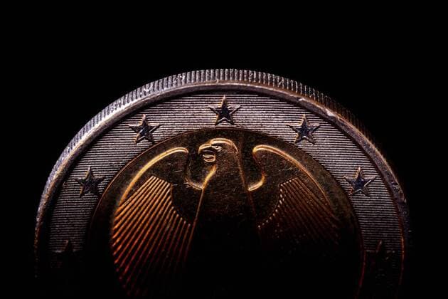 Eine 2-Euro-Münze im Lichteinfall.
