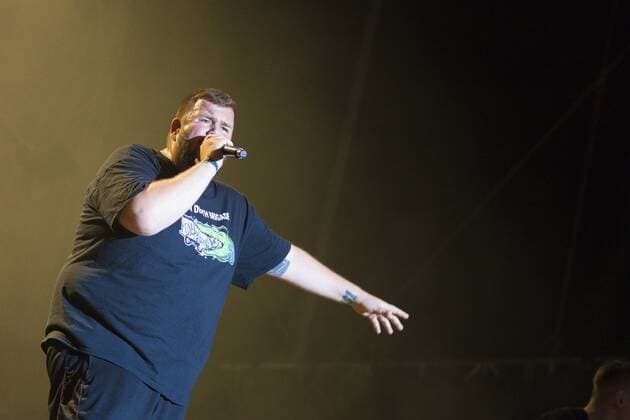 die deutsche Punkrock Band Feine Sahne Fischfilet (Gesang Jan Monchi Gorkow E-Gitarre, Gesang Christoph Sell Trompete Jacobus North Trompete Max Bobzin E-Bass Kai Irrgang Schlagzeug Olaf Ney ) auf dem Highfield Festival 2019 am Störmthaler See südlich von Leipzig. Zahlreiche Pyros wurden während der Show gezündet.