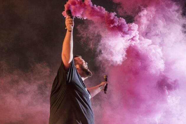 die deutsche Punkrock Band Feine Sahne Fischfilet (Gesang Jan Monchi Gorkow E-Gitarre, Gesang Christoph Sell Trompete Jacobus North Trompete Max Bobzin E-Bass Kai Irrgang Schlagzeug Olaf Ney ) auf dem Highfield Festival 2019 am Störmthaler See südlich von Leipzig. Zahlreiche Pyros wurden während der Show gezündet.
