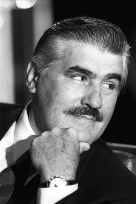 Mario Adorf (Schauspieler) 01 88 rag Mario Adorf im Januar 1988 in Showgeschichten , BR Deutschland deutsch Deutscher Mann Schauspiel Film Fernsehen TV Theater german actor Portrait hoch aufgestützt Kinn neutral lächelnd sw *** Mario Adorf actor 01 88 rag Mario Adorf in January 1988 in show stories , BR Germany German German man acting film television TV theatre german actor portrait high supported chin neutral smiling bw