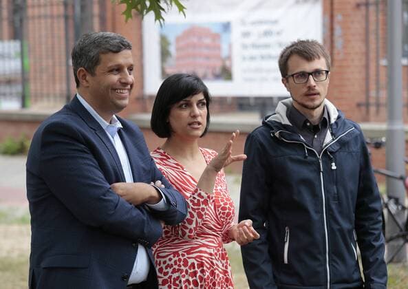 Abgeordneten Raed Saleh (L.), SPD, Fraktionsvorsitzende der Linksfraktion Spandau, Lars Leschewitz (R.), Deutschland, Berlin- Spandau, Das überparteilichen Bündnis der demokratischen Parteien Spandaus, SPD, CDU, Grüne, FDP und DIE LINKE. lädt zum Picknick für die Demokratie auf dem künftigen Platz der Weißen Rose 17.08.2019