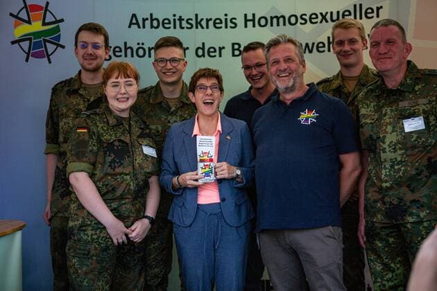News Themen der Woche KW33 News Bilder des Tages Annegret Kramp-Karrenbauer besucht das Bundesministerium der Ver, Bundesverteidigungsministerin Annegret Kramp-Karrenbauer bei dem Besuch des Bundesministerium der Verteidigung am Tag der offenen Tür 2019. Berlin Deutschland *** Annegret Kramp Karrenbauer visits the Federal Ministry of Defence, Federal Minister of Defence Annegret Kramp Karrenbauer during the visit of the Federal Ministry of Defence at the Open Day 2019 Berlin Germany