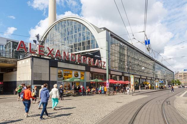 DEU, Deutschland, Berlin, 16.08.2019: Bahnhof Berlin Alexanderplatz, Außenansicht.