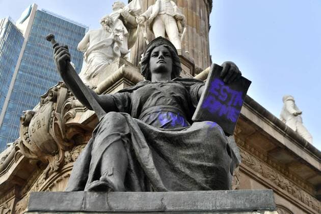 August 17, 2019: EUM20190817SOC03.JPG .CIUDAD DE MEXICO. VandalismVandalismo-Ãngel.- 17 de agosto de 2019. Aspectos de como quedo el Ãngel de la Independencia luego del vandalismo que realizaron un grupo de mujeres a la par de la protesta feminista en contra de la violencia de genero. Foto: Agencia EL UNIVERSALHugo GarciaEELG Copyright: xElxUniversalx