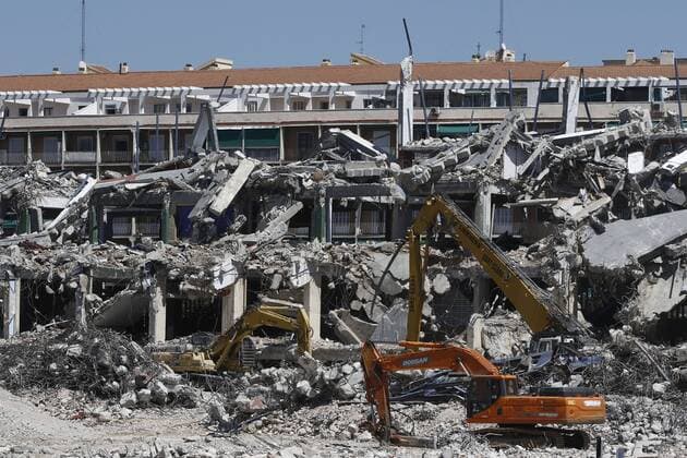 Vicente Calderon stadium continues its demolition Appearance of the facade of the football stadium Vicente Calderon of the Sports Club Atletico of Madrid, which continues with the demolition work in Madrid (Spain). Opened on October 2, 1966, the Vicente Calderon stadium was the home of the rojiblanco club for 51 years, has a capacity of 54,907 seats, with its grandstand divided into two levels, forming two continuous rings. Madrid Madrid Spain Vicente Calderon stadium  HugoxOrtuno