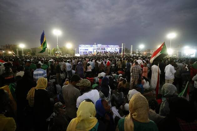 News Themen der Woche KW33 (190817) -- KHARTOUM, Aug. 17, 2019 -- Sudanese gather to celebrate the official signing of the political and constitutional declarations between the Transitional Military Council and the opposition Freedom and Change Alliance in Khartoum, Sudan, on Aug. 17, 2019, Sudan s Transitional Military Council (TMC) and the opposition Freedom and Change Alliance on Saturday officially signed the political and constitutional declarations to mark beginning of the transitional rule in Sudan. ) SUDAN-KHARTOUM-TRANSITIONAL PERIOD DOCUMENTS-SIGNING-CELEBRATION MohamedxKhidir 