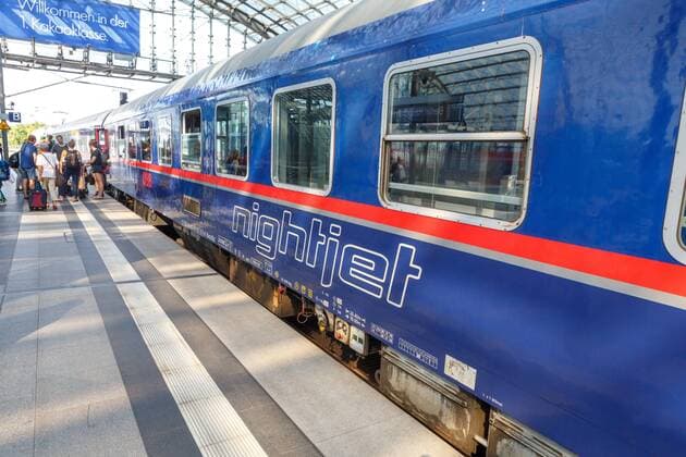 DEU, Deutschland, Berlin, 09.08.2019: Berlin Hauptbahnhof. Ankunft des ÖBB Nightjet aus Wien der Österreichischen Bundesbahnen. *** DEU, Germany, Berlin, 09 08 2019 Berlin Hauptbahnhof Arrival of the ÖBB Nightjet from Vienna of the Austrian Federal Railways