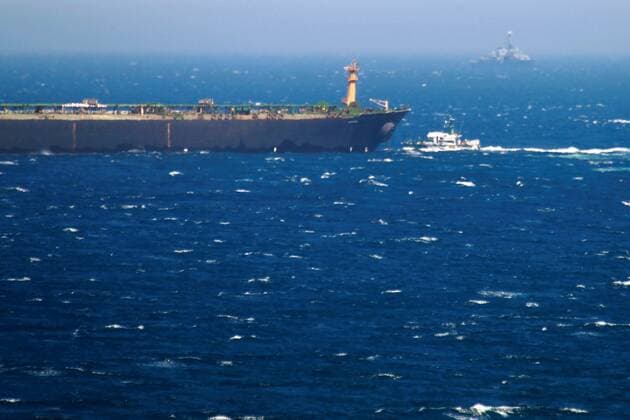 News Themen der Woche KW33 News Bilder des Tages View of Iranian oil tanker Grace 1 (L) docked off Gibraltar, United Kingdom, 18 August 2019. The ship prepares to depart from Gibraltar later today, after authorities denied the US request of seizing the ship and its cargo. Oil tanker Grace 1 prepares to leave !ACHTUNG: NUR REDAKTIONELLE NUTZUNG!  Copyright: xA.CarrascoxRagelx GRAF7873 20190818-637017533185342921