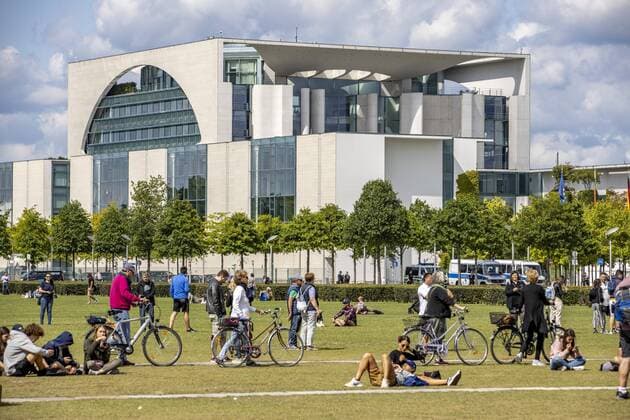 Wiese vor dem Reichstag, Touristen, Besucher, hinter das Bundeskanzleramt, Berlin,