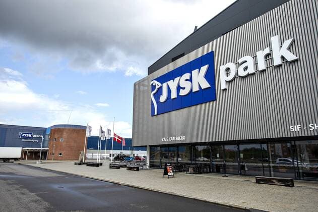 Flaget paa halv stang ved Jysk Park og Jysk Arena i Silkeborg , mandag 19. august 2019. Lars Larsen, stifteren af Jysk Sengetoejslager, er doed. Lars Larsen boede i Silkeborg.. , Silkeborg Jylland Denmark Copyright: HenningxBagger HenningxBaggerx COP103 spdk20190819-140751-L