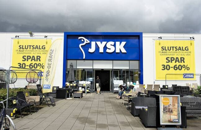 Jysk butik i Silkeborg , mandag 19. august 2019. Lars Larsen, stifteren af Jysk Sengetoejslager, er doed. Lars Larsen boede i Silkeborg.. , Silkeborg Jylland Copyright: HenningxBagger HenningxBaggerx COP109 spdk20190819-142831-L