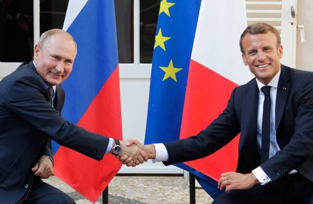 News Themen der Woche KW34 News Bilder des Tages BORMES-LES-MIMOSAS, FRANCE - AUGUST 19, 2019: Russia s President Vladimir Putin (L) and France s President Emmanuel Macron shake hands during a meeting at the Fort de Bregancon, a presidential residence in Bormes-Les-Mimosas, southern France. Mikhail Metzel TASS  TS0B700C