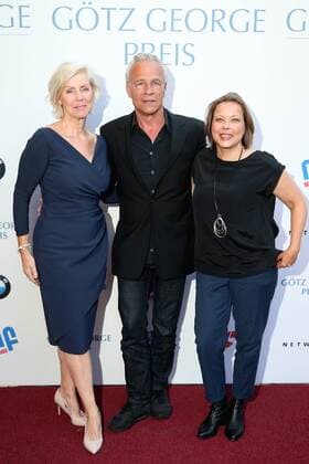 Vergabe GOETZ GEORGE PREIS 2019 Marika George, Klaus Behrendt und Tanja George am Roten Teppich zur Verleihung vom GOETZ GEORGE PREIS am 19. August 2018 in der Astor Film Lounge. Der dotierte Preis soll an dieses Lebenswerk von Goetz George erinnern. Berlin Charlottenburg Berlin Deutschland
