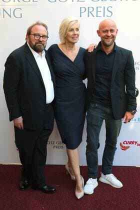 Vergabe GOETZ GEORGE PREIS 2019 Gustav Peter Woehler, Marika George und Juergen Vogel am Roten Teppich zur Verleihung vom GOETZ GEORGE PREIS am 19. August 2018 in der Astor Film Lounge. Der dotierte Preis soll an dieses Lebenswerk von Goetz George erinnern. Berlin Charlottenburg Berlin Deutschland