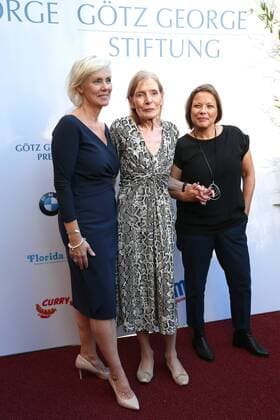 Vergabe GOETZ GEORGE PREIS 2019 Preisträgerin Margit Carstensen zusammen mit Marike George (links) und Tanja George am Roten Teppich zur Verleihung vom GOETZ GEORGE PREIS am 19. August 2018 in der Astor Film Lounge. Der dotierte Preis soll an dieses Lebenswerk von Goetz George erinnern. Berlin Charlottenburg Berlin Deutschland