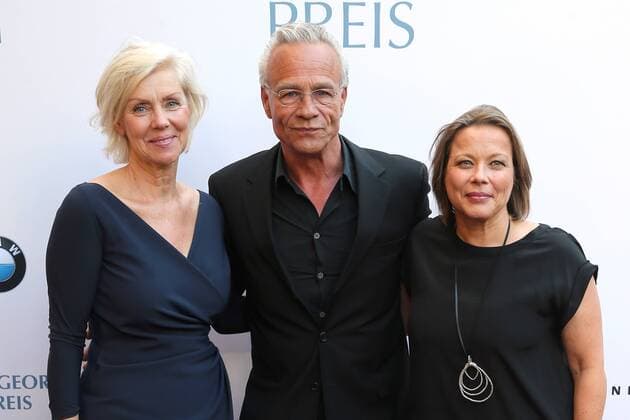 Vergabe GOETZ GEORGE PREIS 2019 Marika George, Klaus Behrendt und Tanja George am Roten Teppich zur Verleihung vom GOETZ GEORGE PREIS am 19. August 2018 in der Astor Film Lounge. Der dotierte Preis soll an dieses Lebenswerk von Goetz George erinnern. Berlin Charlottenburg Berlin Deutschland