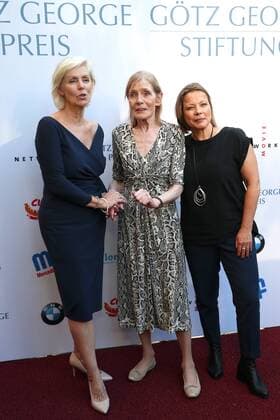 Vergabe GOETZ GEORGE PREIS 2019 Preisträgerin Margit Carstensen zusammen mit Marike George (links) und Tanja George am Roten Teppich zur Verleihung vom GOETZ GEORGE PREIS am 19. August 2018 in der Astor Film Lounge. Der dotierte Preis soll an dieses Lebenswerk von Goetz George erinnern. Berlin Charlottenburg Berlin Deutschland