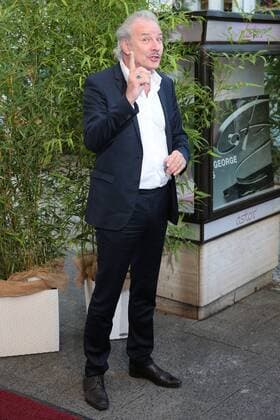 Vergabe GOETZ GEORGE PREIS 2019 Leander Haussmann am Roten Teppich zur Verleihung vom GOETZ GEORGE PREIS am 19. August 2018 in der Astor Film Lounge. Der dotierte Preis soll an dieses Lebenswerk von Goetz George erinnern. Berlin Charlottenburg Berlin Deutschland