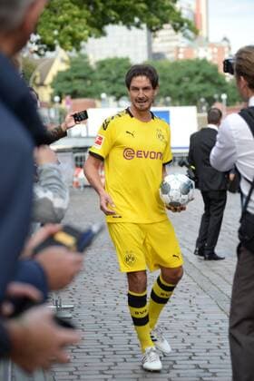 Hamburg, der 19.08.2019 Matze Matthias Knop der Comedian als Mats Hummels verkleidet auf dem Weg zur Verleihung des Sport Bild Awards 2019 in Hamburg. Die feierliche Gala fand im der Fischauktionshalle statt. Prominente Gäste beim Sportbild Award 2019 in Hamburg, Hamburg-St. Pauli Hamburg Deutschland
